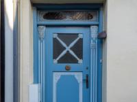 Blaue Tür mit Treppen an Altstadthaus - Rønne
